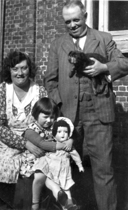 Lydia als klein meisje met haar grote pop en moeder Celeste Michiels en vader Maurits Van Haver